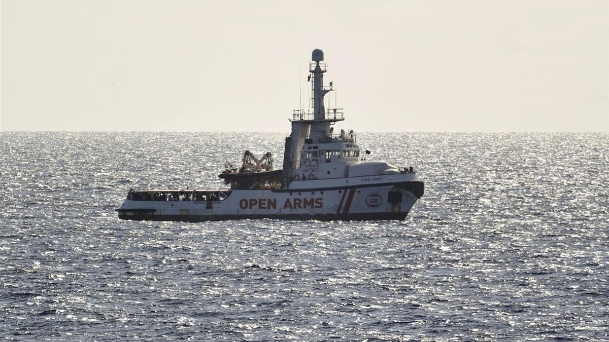 El barco 'Open Arms' fondeado frente a las costas de Lampedusa, este lunes.