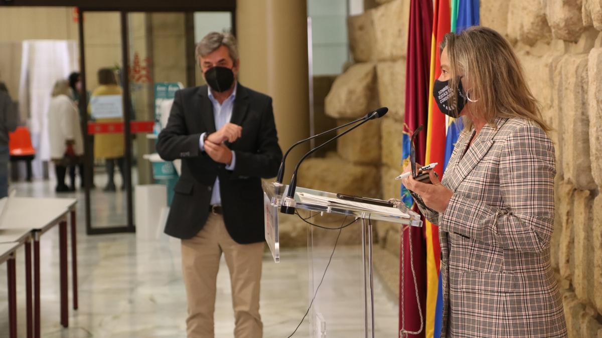 Isabel Albás y Miguel Ángel Torrico en rueda de prensa.