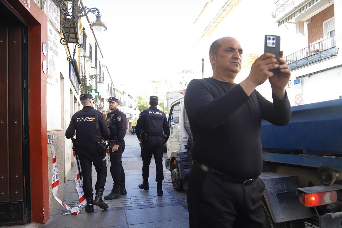 La Policía Nacional inspecciona la Casa de los Guzmanes de Córdoba tras aparecer una tercera granada