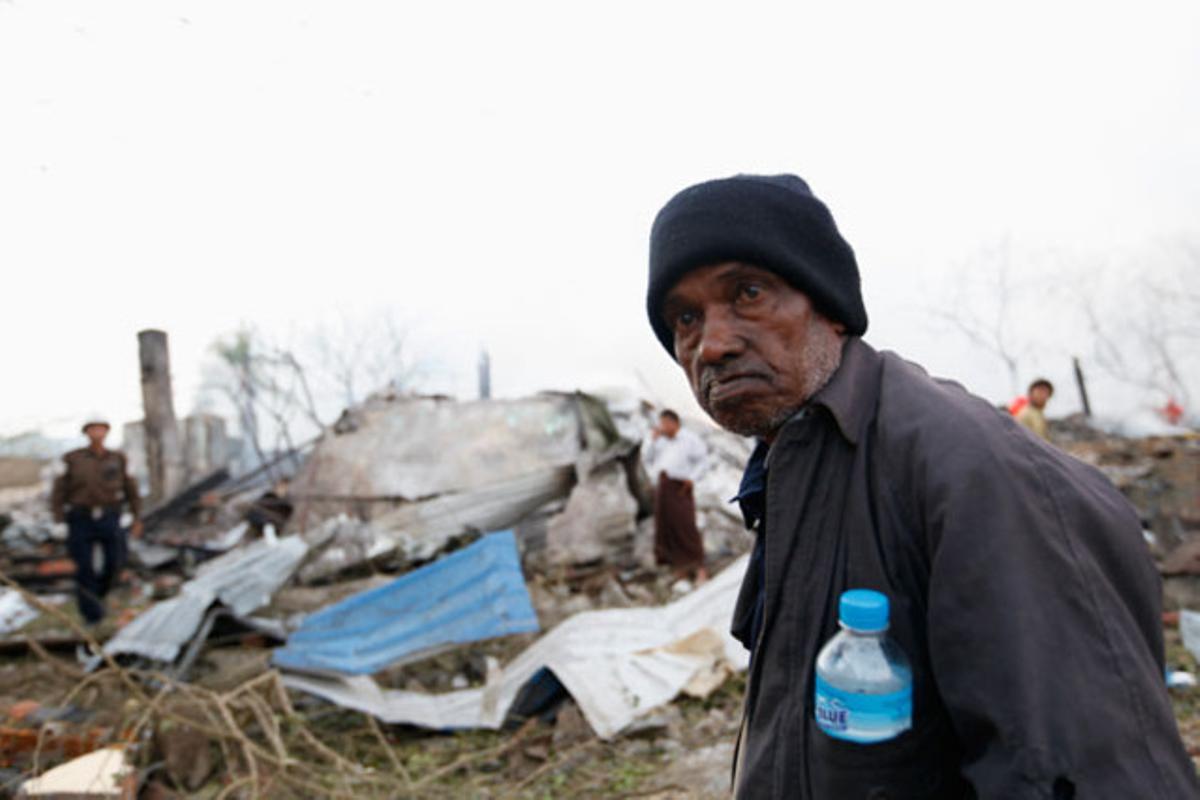 Un home es lamenta per la pèrdua de casa seva després d’una explosió en un magatzem, a Yangon (Birmània).