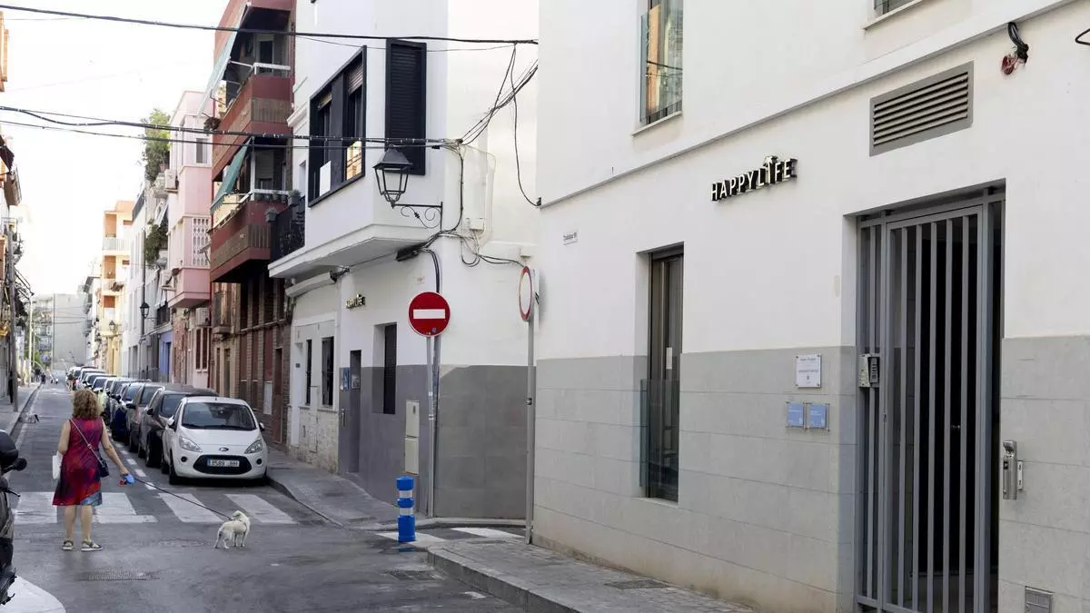 El Ayuntamiento precinta dos bloques de apartamentos turísticos por operar sin licencia en Alicante