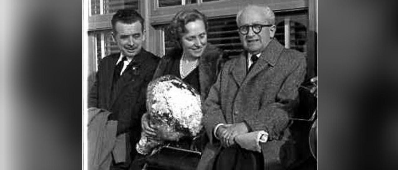 El cónsul Enrique Beltrán, en el año 1956, el primero por la derecha.