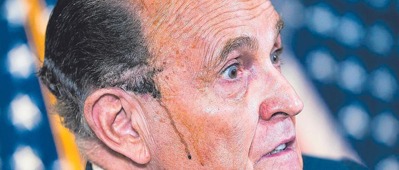 Una gota de tinte cae por la cara de Rudy Giulani en 2020, mientras denunciaba fraude electoral.