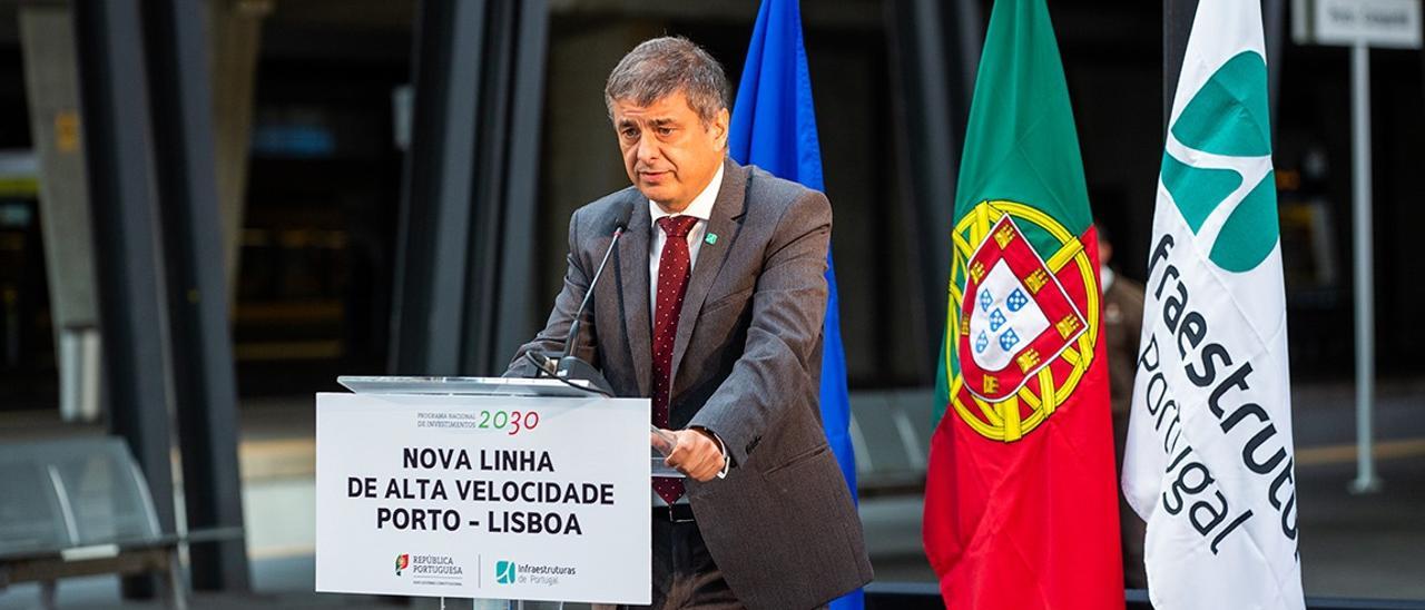 El vicepresidente de Infraestruturas de Portugal, Carlos Fernandes, durante la presentación de la línea de Alta Velocidad entre Oporto y Lisboa.