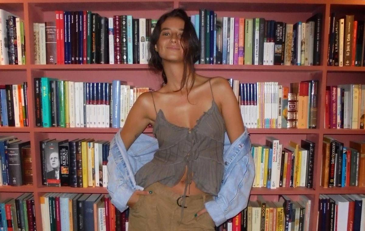 Victoria Federica posa ante una biblioteca con libros