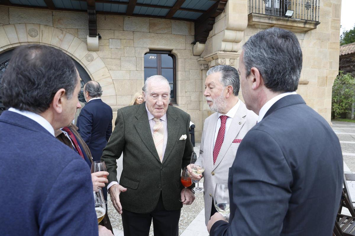 La peña taurina Dávila Miura entrega su premio al mejor toro de la feria de Gijón (en imágenes)