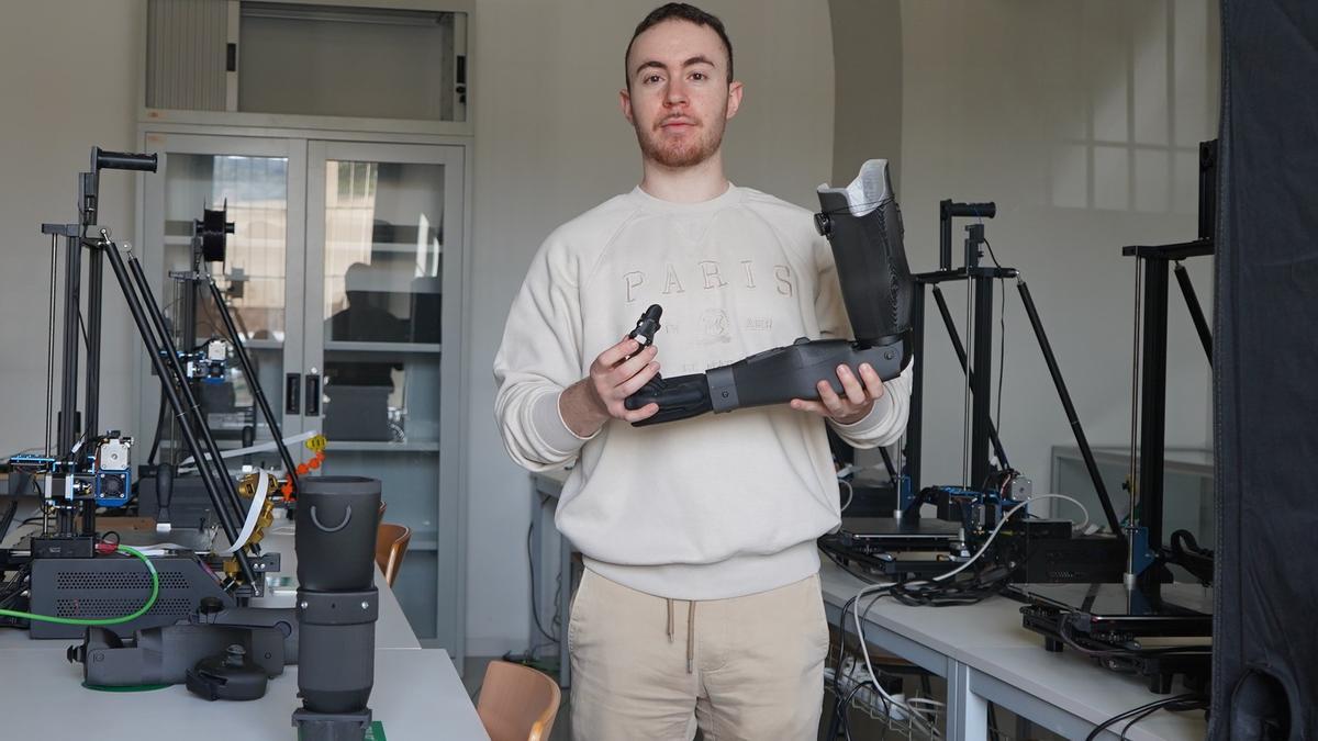 El graduado por la Universidad Politécnica de Cartagena Alberto Martínez, que ha creado la empresa de prótesis Limbium, en el aula de Industria 4.0.