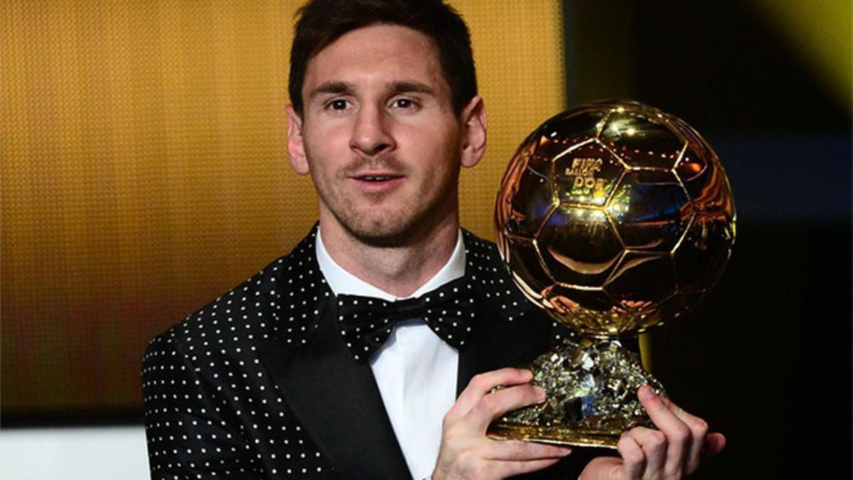 Leo Messi posando con su cuarto Balón de Oro