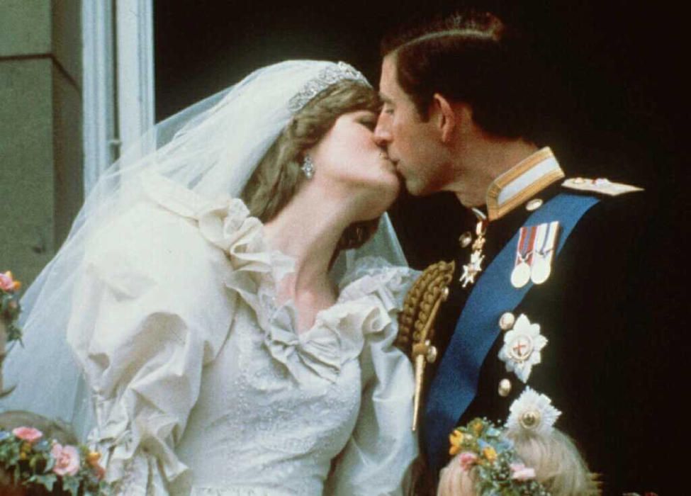 El príncipe Charles de Gran Bretaña besa a la princesa Diana en el balcón del palacio de Buckingham en Londres después de su boda