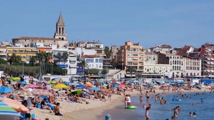 La platja de Palamós, ben plena d&#039;estiuejants i turistes ahir a la tarda.