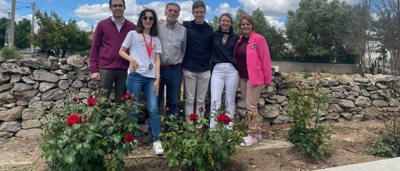 Los cuatro estudiantes
del Campus Rural junto al alcalde de
Almeida, Miguel Alejo, y la directora de la revista “Vive Zamora”, Mriam E. García, derecha. | LOZ