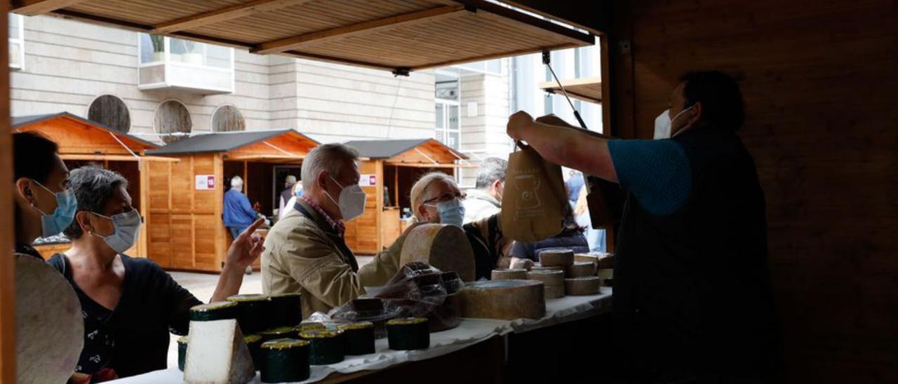 Asistentes a la última edición de la feria del queso en Álvarez Acebal. | M. V.