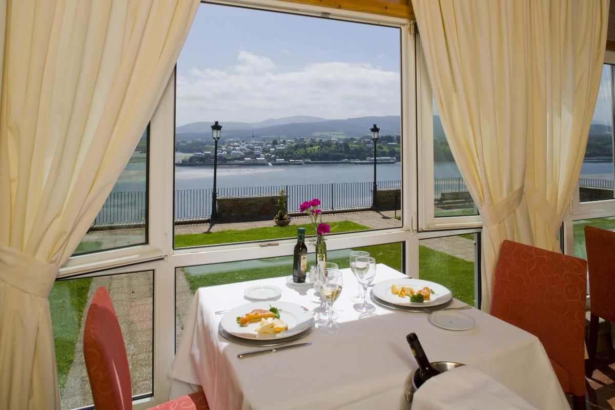 La mejor gastronomía gallega y vistas espectaculares: así es el restaurante del parador de Ribadeo.