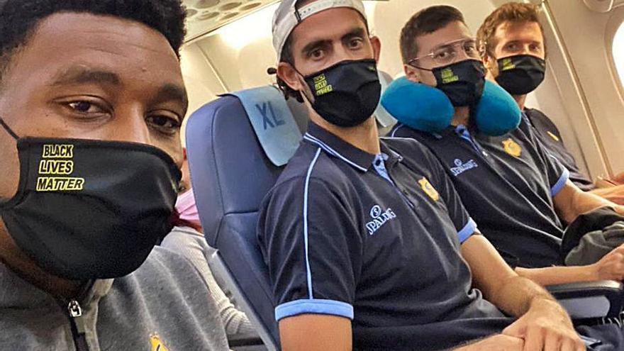 Okoye, Beirán, Fabio y Shurna, en el vuelo de ayer hacia Madrid.