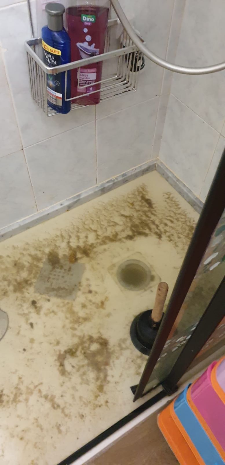 A una vivienda de Las Rehoyas le brotan aguas fecales por los sumideros