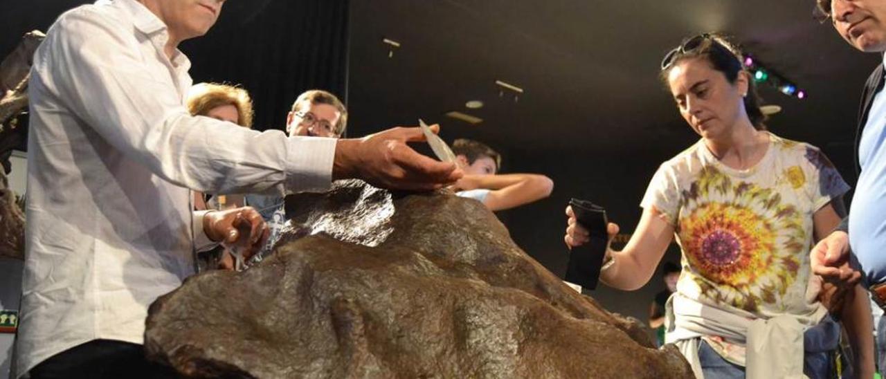 Muestra de meteoritos, en el Muja, en Colunga.