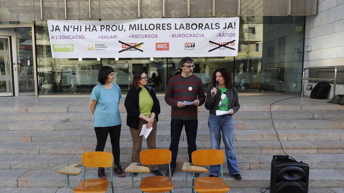 Les imatges de la roda de premsa dels docents gironins davant de la seu de la Generalitat