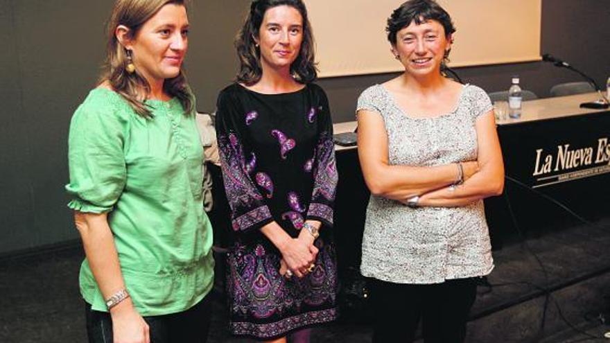 Por la izquierda, Rosa Pérez Valles, Silvia Junco y Pilar Sampedro Díaz.