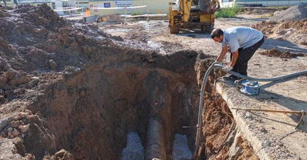 Un trabajador del CAAF durante el arreglo de una avería | | LP/DLP