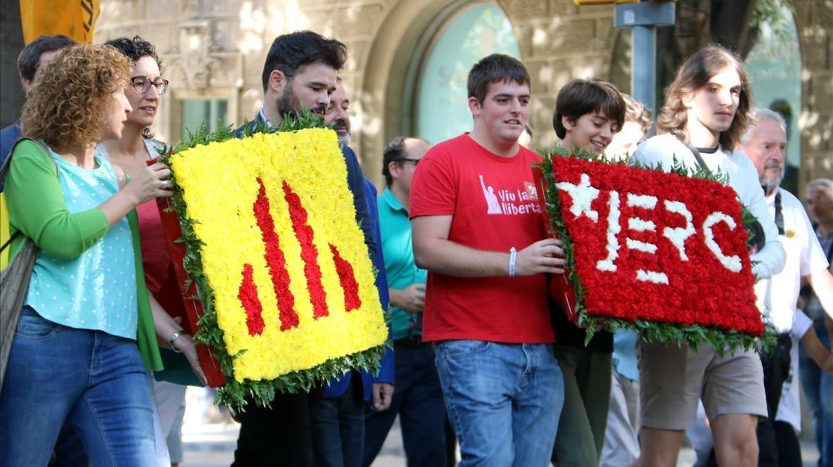 Ofrenda floral de ERC y las JNC al monumento de Rafael Casanova.