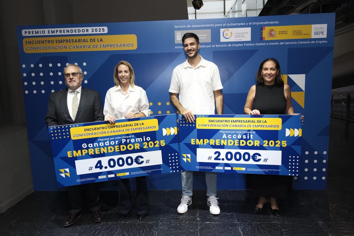José Cristóbal García, vicepresidente de la CCE, izquierda, y Teresa Ortega, directora del Servicio Canario de Empleo, derecha, junto a la ganadora del premio Angharad Hernández Torres (Canary Sweep) y del ganador del accésit Raúl López Gutiérrez (Borah digital labs SL).