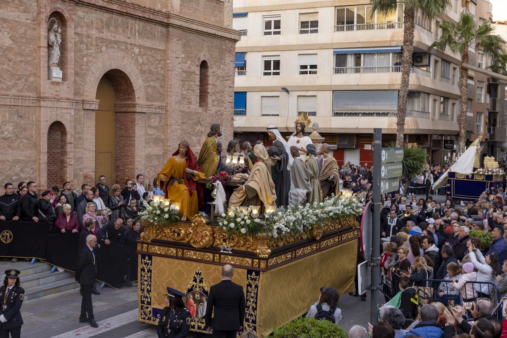 Las quince cofradías de la Semana Santa de Torrevieja recorrieron las calles en Viernes Santo