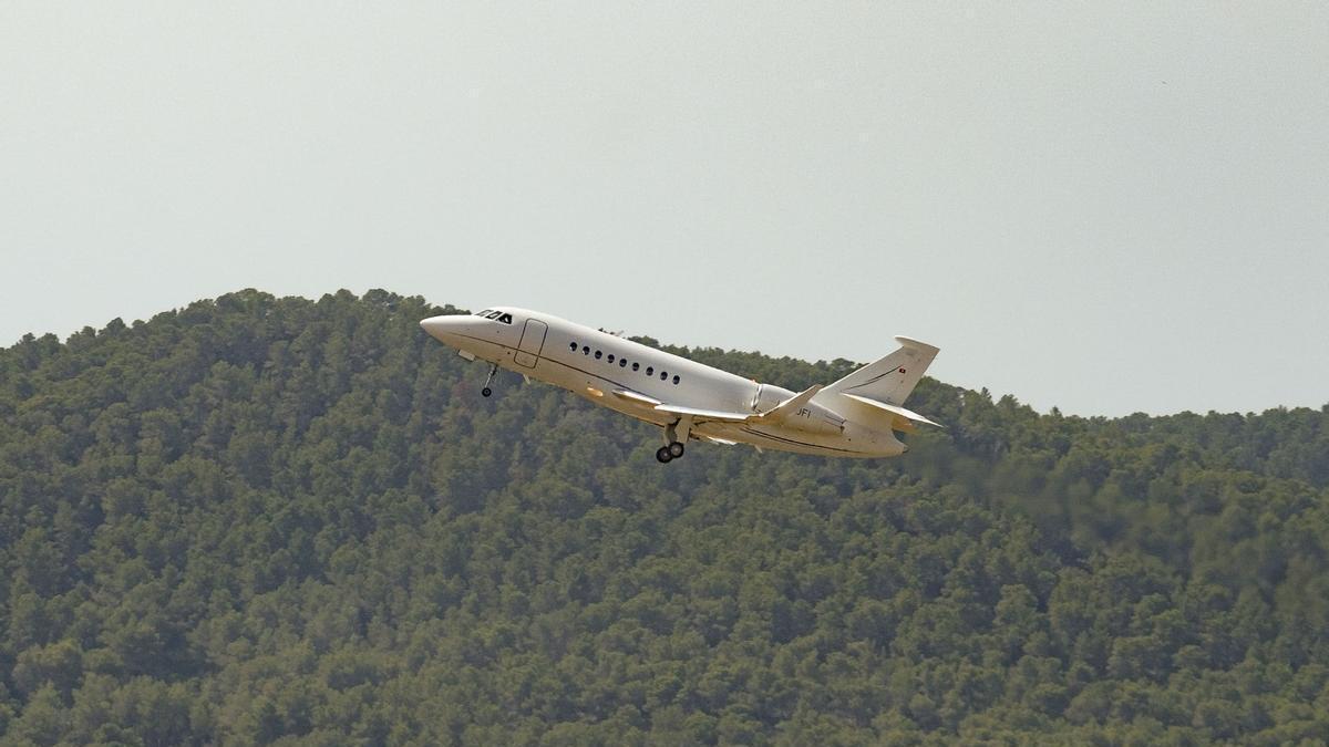 Un 'jet' despega del aeropuerto de Ibiza.
