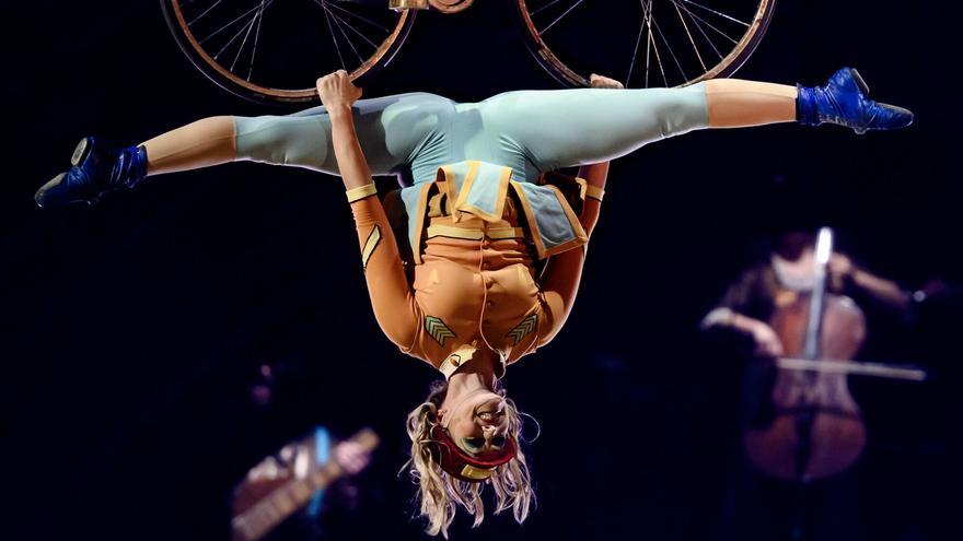 Vídeo | El Circo del Sol estrena en Sevilla ‘KURIOS’ con un emotivo homenaje a las víctimas de Adamuz