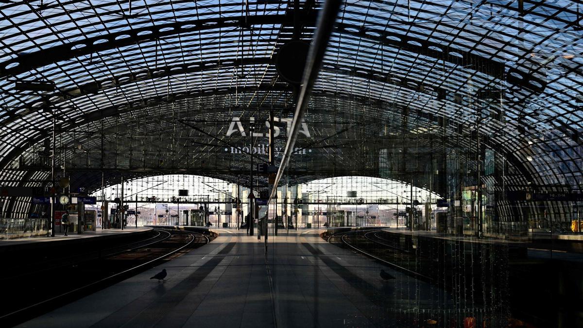 Andenes vacíos debido a la huelga ferroviaria reflejados en un ventanal de la principal estación de tren de Berlín, Hauptbahnhof, este miércoles.