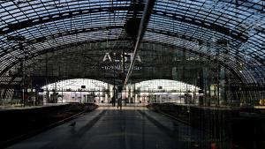 Andenes vacíos debido a la huelga ferroviaria reflejados en un ventanal de la principal estación de tren de Berlín, Hauptbahnhof, este miércoles.