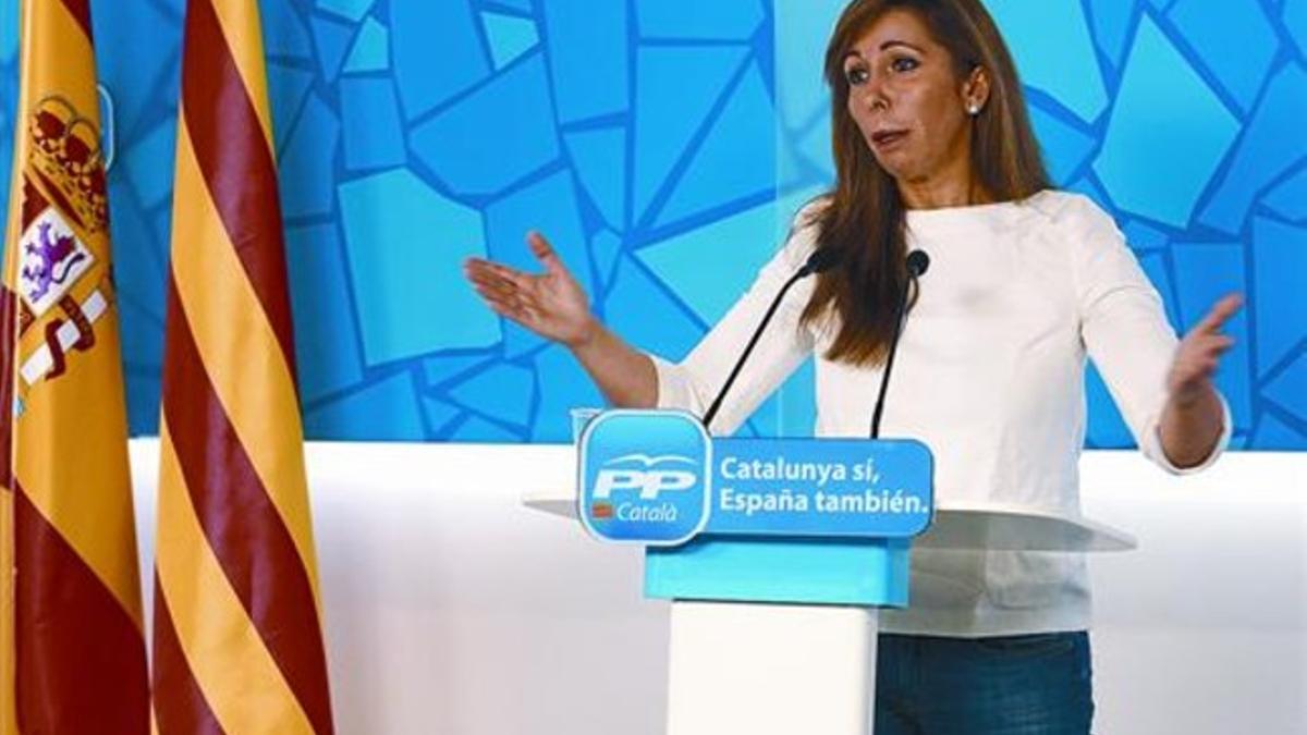 La presidenta del PP catalán, Alicia Sánchez-Camacho, durante la rueda de prensa que ofreció ayer en la sede del partido.