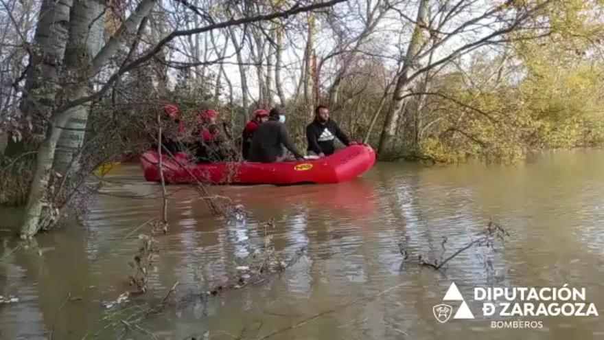 Los bomberos de la DPZ trabajan para retirar la barca de paso en Sobradiel