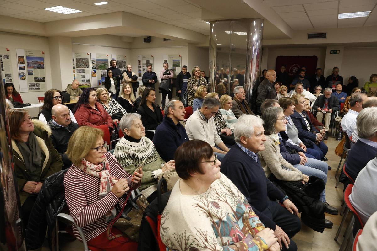 Asistentes a una asamblea de afiliados en la sede del PSOE de Gijón.