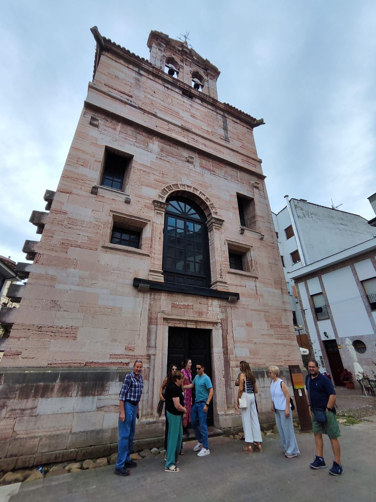 Participantes en la visita guiada de este domingo, ante la Capilla de Los Dolores.