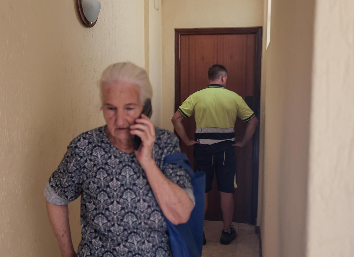 La mujer en el rellano esperando poder acceder a por enseres, lo que no ha sido posible