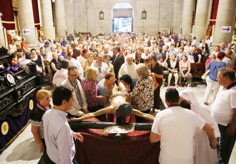Cientos de devotos llenaron la Colegiata para mostrar respeto y cariño a la figura del Cristo de la Sal.