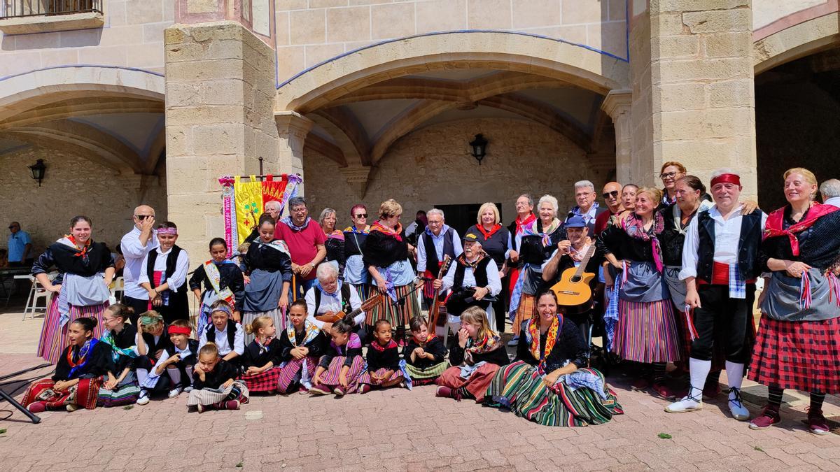 Foto de familia de los participantes en la actuación de Les Camaraes.