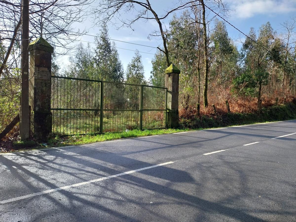 La entrada principal a los terrenos en los que se quiere construir el campamento con ocho cabañas de madera. El poste de la izquierda aún conserva el rótulo con el nombre de la finca: "Forqueiros Sur".