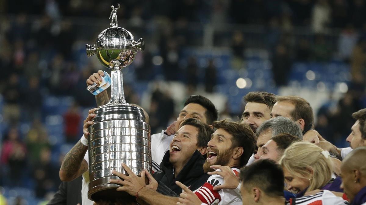 River alzando la Copa Libertadores en el Santiago Bernabéu.
