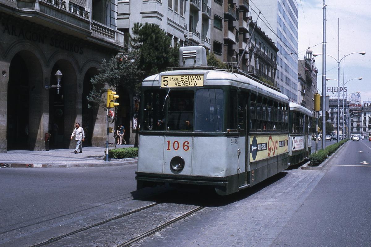 Fotografía del tranvía 106-106 en el Pº Independencia, algo deteriorado en su carrocería lo cual era poco habitual,  pues fue el primer tranvía de este tipo que se pintó en los colores verde y gris.