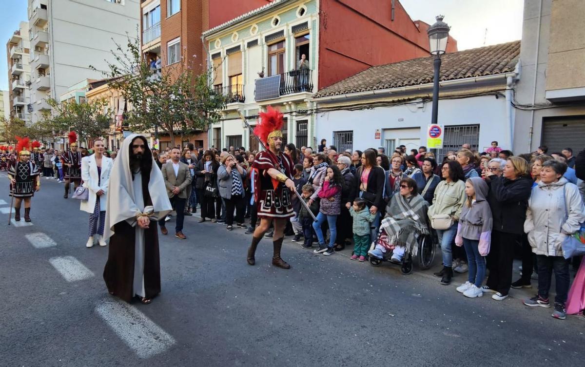 Los Longinos portan a Jesús maniatado hasta la iglesia de los Ángeles ante numeroso público | MOISÉS DOMÍNGUEZ