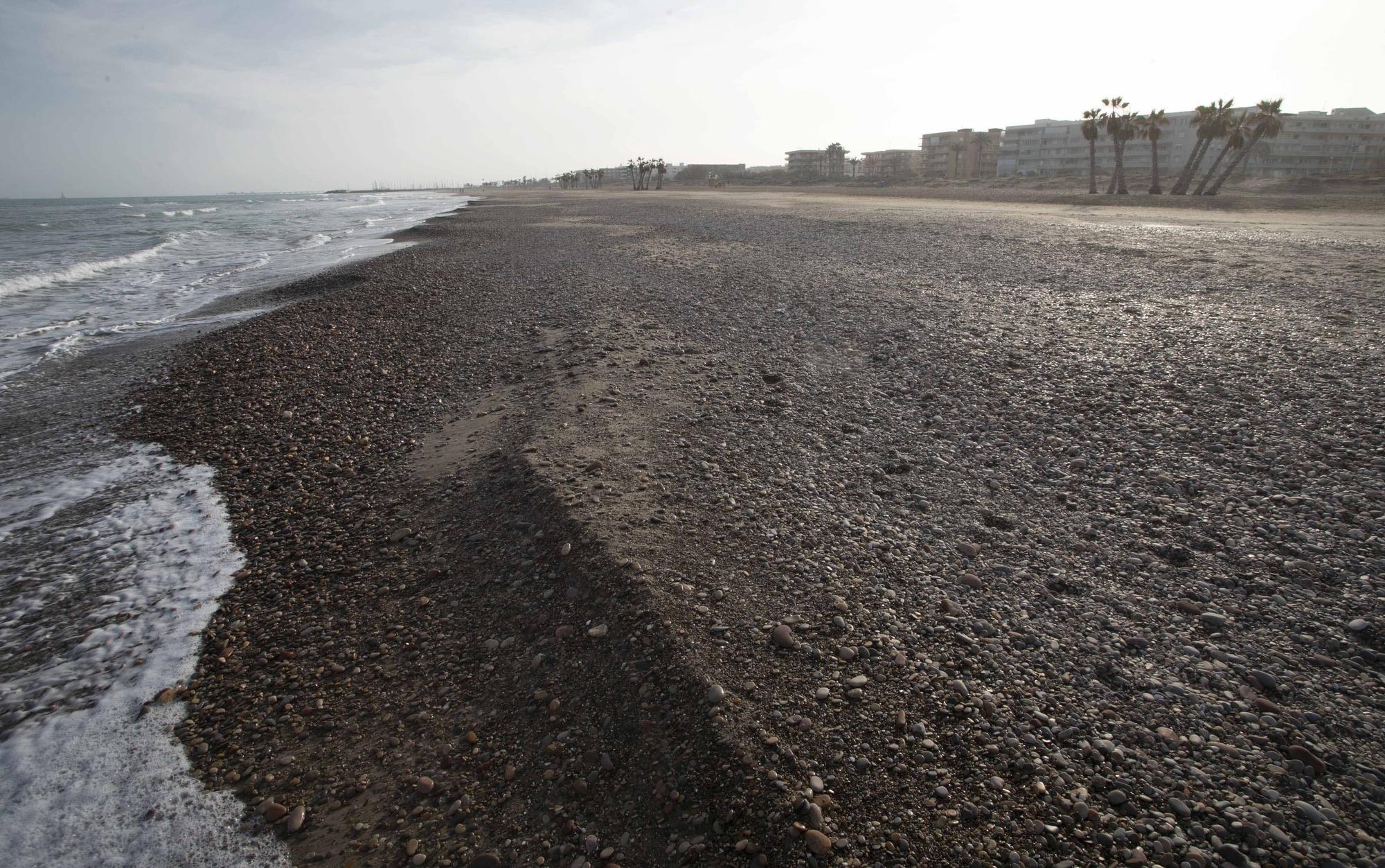 La playa de Canet d'En Berenguer con más piedras que nunca.