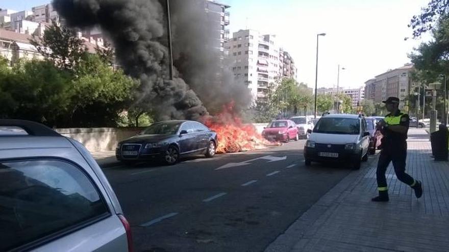 Arden diez contenedores y detienen a dos menores por uno de los incendios