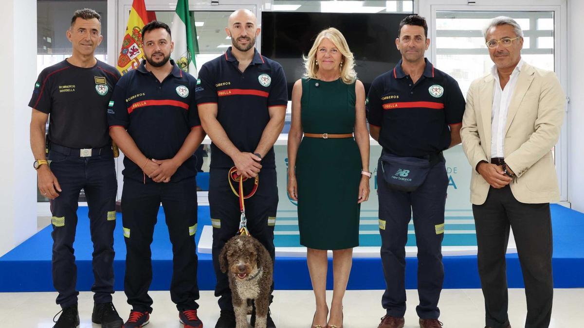 Los tres efectivos locales, recibidos por autoridades municipales y el jefe de Cuerpo de los Bomberos.
