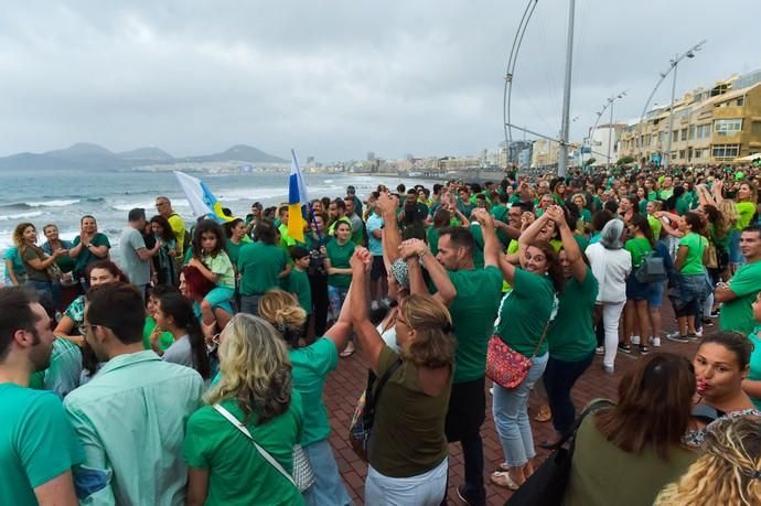 23-08-2019 LAS PALMAS DE GRAN CANARIA. Cadena humana en el paseo de Las Canteras contra el incendio  | 23/08/2019 | Fotógrafo: Andrés Cruz