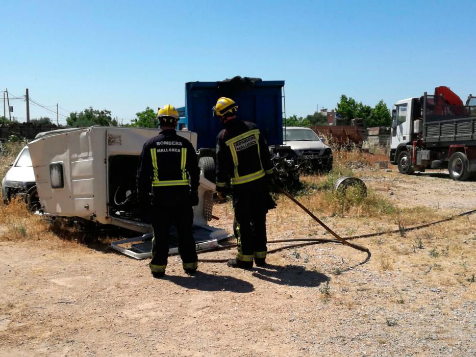 Un incendio quema neumáticos y una retroexcavadora en Marratxí