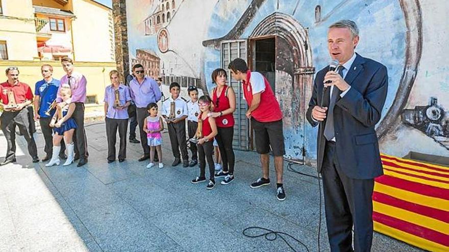 Albert Piñeira a la plaça del Call, que també llueix un gran mural