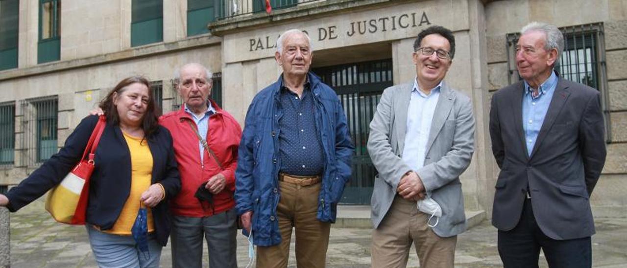 Alfonso Pazos (2º i.), Nemesio Barxa (c.) y Manuel Sánchez Aguirre (d.), con la decana de la abogacía y el presidente de la Audiencia. // IÑAKI OSORIO