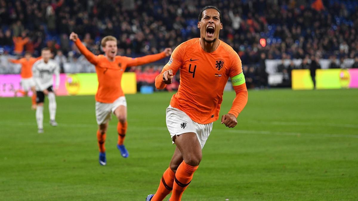 Van Dijk celebra un gol con Holanda.