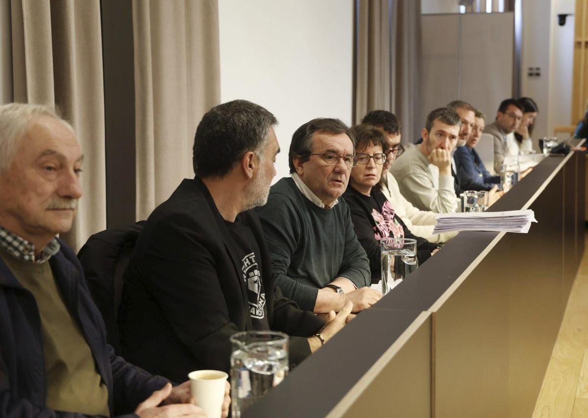 El concelleiro de Facenda, Raimundo González (centro), expone durante el pleno sobre los Orzamentos.